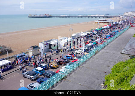 Brighton, Regno Unito. 22 Maggio, 2016. Vintage minis sul display Madeira Drive, Brighton dopo il completamento del 2016 London-Brighton Mini run. Credito: P Tomlins/Alamy Live News Foto Stock