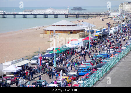 Brighton, Regno Unito. 22 Maggio, 2016. Vintage minis sul display Madeira Drive, Brighton dopo il completamento del 2016 London-Brighton Mini run. Foto Stock