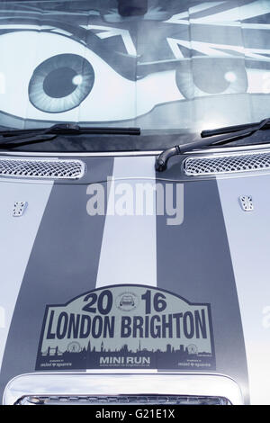 Brighton, Regno Unito. 22 Maggio, 2016. Occhi parabrezza parasole riflettente ombra ombra su un vintage Mini che ha appena completato il 2016 Londra Brighton Mini run. Foto Stock