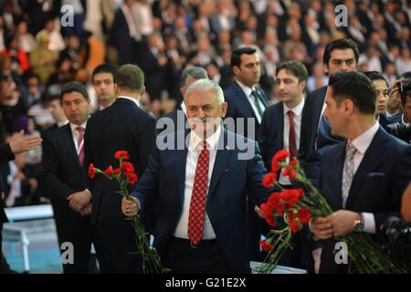 Ankara, Turchia. 22 Maggio, 2016. Binali Yildlirim (C) anteriore è accolta con favore dai delegati al congresso di sentenza turco la giustizia e lo sviluppo delle parti (AKP) ad Ankara, Turchia, 22 maggio 2016. Quasi 1.470 AKP delegati eletti il partito terzo presidente di Domenica a un Congresso straordinario in una votazione in cui yildlirim era il solo candidato. Il nuovo leader del partito AKP, anche in Turchia il prossimo Primo ministro, detto Domenica che un cambiamento nella costituzione in favore di esecutivo sistema presidenziale sarebbe la sua priorità. © Mustafa Kaya/Xinhua/Alamy Live News Foto Stock