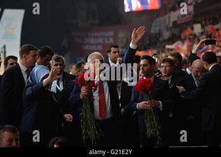 Ankara, Turchia. 22 Maggio, 2016. Binali Yildlirim (C) anteriore è accolta con favore dai delegati al congresso di sentenza turco la giustizia e lo sviluppo delle parti (AKP) ad Ankara, Turchia, 22 maggio 2016. Quasi 1.470 AKP delegati eletti il partito terzo presidente di Domenica a un Congresso straordinario in una votazione in cui yildlirim era il solo candidato. Il nuovo leader del partito AKP, anche in Turchia il prossimo Primo ministro, detto Domenica che un cambiamento nella costituzione in favore di esecutivo sistema presidenziale sarebbe la sua priorità. © Mustafa Kaya/Xinhua/Alamy Live News Foto Stock