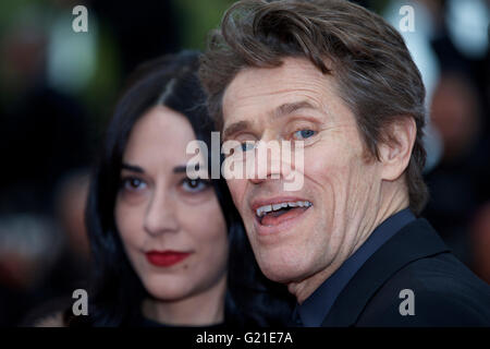 Cannes, Francia. 22 Maggio, 2016. Attore Willem Dafoe(R) pone sul tappeto rosso come egli arriva alla cerimonia di chiusura del 69a Cannes Film Festival di Cannes, Francia, 22 maggio 2016. © Jin Yu/Xinhua/Alamy Live News Foto Stock