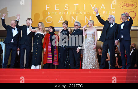 Cannes, Francia. 22 Maggio, 2016. (L-R) i membri della giuria direttore francese Arnaud Desplechin, direttore ungherese Laszlo Nemes, francese attrice e cantante Vanessa Paradis, produttore iraniano Katayoon Shahabi, attrice italiana e direttore Valeria Golino, regista australiano George Miller, US attrice Kirsten Dunst, attore canadese Donald Sutherland e attore danese Mads Mikkelsen pongono come essi arrivano alla cerimonia di chiusura del 69a Cannes Film Festival di Cannes, Francia, 22 maggio 2016. © Jin Yu/Xinhua/Alamy Live News Foto Stock