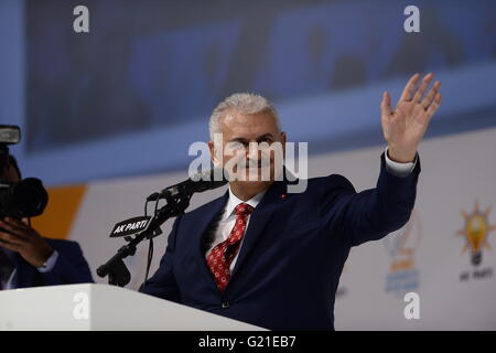 Ankara. 22 Maggio, 2016. Binali Yildlirim onde ai suoi sostenitori al congresso di sentenza turco la giustizia e lo sviluppo delle parti ad Ankara, Turchia il 22 maggio 2016. La sentenza Partito AK terrà un Congresso straordinario e eletto Ministro dei trasporti marittimi, e comunicazione di Yildirim Binali come suo nuovo presidente. Il Presidente turco Recep Tayyip Erdogan di Domenica notte ha conferito il mandato per il neo eletto presidente della sentenza la giustizia e lo sviluppo (AK) partito per formare un nuovo governo, NTV segnalati. Credito: Mustafa Kaya/Xinhua/Alamy Live News Foto Stock