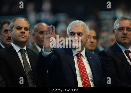 Ankara. 22 Maggio, 2016. Binali Yildlirim(C) onde ai suoi sostenitori al congresso di sentenza turco la giustizia e lo sviluppo delle parti ad Ankara, Turchia il 22 maggio 2016. La sentenza Partito AK terrà un Congresso straordinario e eletto Ministro dei trasporti marittimi, e comunicazione di Yildirim Binali come suo nuovo presidente. Il Presidente turco Recep Tayyip Erdogan di Domenica notte ha conferito il mandato per il neo eletto presidente della sentenza la giustizia e lo sviluppo (AK) partito per formare un nuovo governo, NTV segnalati. Credito: Mustafa Kaya/Xinhua/Alamy Live News Foto Stock