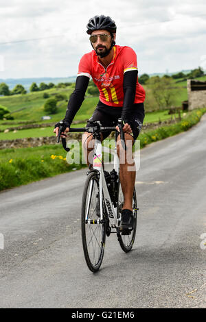 Il Peak District, Derbyshire, Regno Unito. 22 Maggio, 2016. Ex Made in Chelsea Star Hugo Taylor cavalca le Bostin ciclo dei picchi di attività sportive con altri membri del team come preparazione per il canale 5's nuovo show Tour de celebrità in cui otto celebrità prendere un Tour de France ciclo stile sfida, lo spettacolo è dovuto alla presenza di aria nel mese di luglio. Il Peak District, Derbyshire, Regno Unito 22 maggio 2016 Credit: Steve Tucker/Alamy Live News Foto Stock