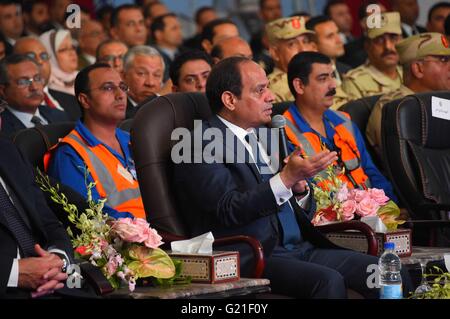 Il Cairo. 22 Maggio, 2016. Il Presidente egiziano Abdel-Fattah al-Sisi(C) parla durante un discorso a una cerimonia di inaugurazione di un progetto petrolchimico a Damietta governatorato in Egitto il 22 maggio 2016. Il Presidente egiziano Abdel-Fattah al-Sisi detto Domenica che nessuna assunzione è certo perché l'Egyptair aereo si schianta su Middleterranean la scorsa settimana. Credito: MENA/Xinhua/Alamy Live News Foto Stock