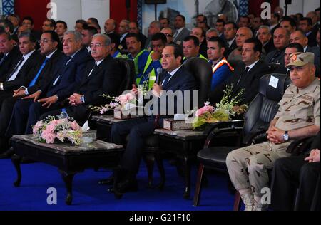 Il Cairo. 22 Maggio, 2016. Il Presidente egiziano Abdel-Fattah al-Sisi(C) parla durante un discorso a una cerimonia di inaugurazione di un progetto petrolchimico a Damietta governatorato in Egitto il 22 maggio 2016. Il Presidente egiziano Abdel-Fattah al-Sisi detto Domenica che nessuna assunzione è certo perché l'Egyptair aereo si schianta su Middleterranean la scorsa settimana. Credito: MENA/Xinhua/Alamy Live News Foto Stock