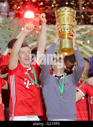 Il Bayern coach Pep Guardiola (FCB) celebra con il trofeo alla cerimonia con Robert LEWANDOWSKI, FCB 9 BORUSSIA DORTMUND - FC Bayern MUENCHEN 3-4 n.E. Finale di calcio tedesco Cup , Berlino, 21 maggio 2016 stagione1516 , Stagione 2015 / 2016, DFB-Trofeo © Peter Schatz / Alamy Live News Foto Stock