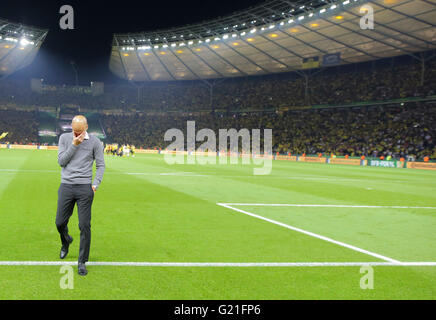 Il Bayern coach Pep Guardiola (FCB) con lacrime di emozioni del BORUSSIA DORTMUND - FC Bayern MUENCHEN 3-4 n.E. Finale di calcio tedesco Cup , Berlino, 21 maggio 2016 stagione1516 , Stagione 2015 / 2016, DFB-Trofeo © Peter Schatz / Alamy Live News Foto Stock