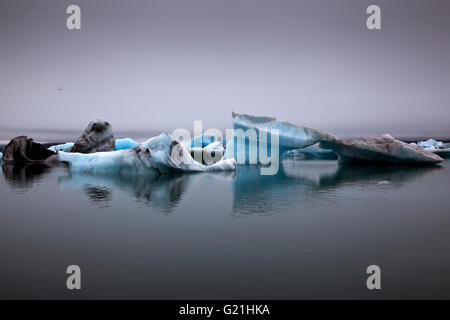 Ice Iceberg, con tracce di ceneri vulcaniche, ghiacciaio, laguna glaciale del ghiacciaio Vatnajökull, Jökulsarlon, Islanda Foto Stock