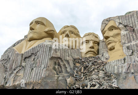 Rock i ritratti di quattro presidenti americani sul Monte Rushmore, replica fatta di mattoncini Lego, Legoland a Billund, Danimarca Foto Stock