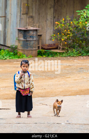 Bambina con il cane sulla strada, Luang Prabang, Louangphabang, Laos Foto Stock