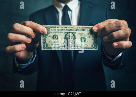 Imprenditore azienda uno USA dollaro nelle sue mani Foto Stock