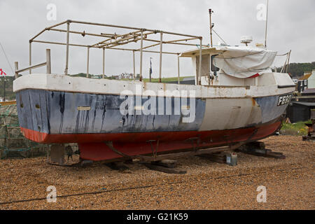 Barca da pesca sulla spiaggia di Hastings Regno Unito Foto Stock
