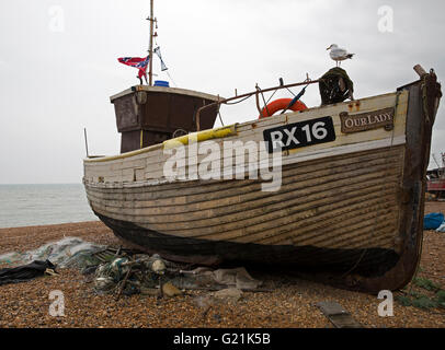 La Madonna RX16 barche da pesca sulla spiaggia di Hastings Regno Unito Foto Stock