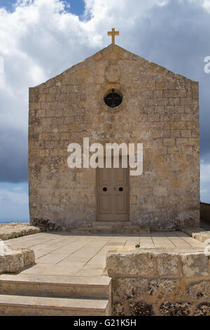 Santa Maria Maddalena cappella è stata ricostruita sul ciglio della scogliera nel XVII secolo. Situato in Dingli al Mediterraneo islan Foto Stock