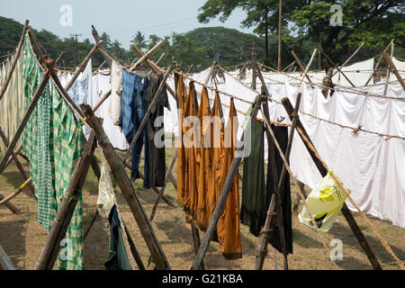 Grandi linee di lavaggio supportati da pali di legno secco lavare la biancheria della casa nel caldo sole Foto Stock