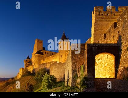 Una immagine a colori presi all'illuminazione notturna delle mura della città di Carcassonne Foto Stock