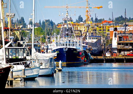 Navi e imbarcazioni attraccate al pescatore del terminale a Seattle, Washington. Foto Stock