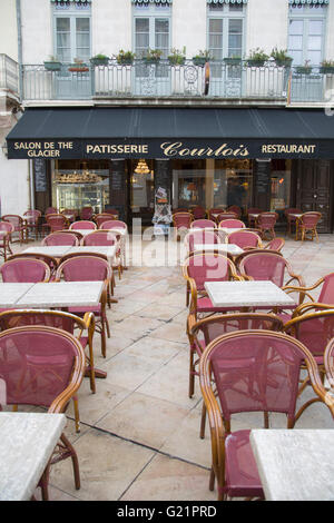 Courtois Cafe, Nimes, Francia; l'Europa Foto Stock