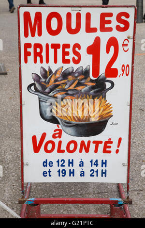 Le cozze e le patatine fritte cibo segno, Nimes, Francia Foto Stock