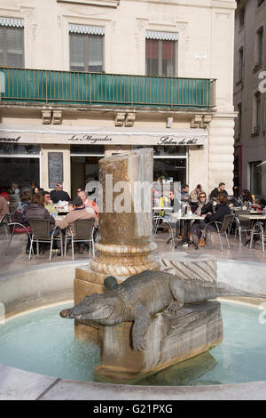 Coccodrillo di bronzo nella fontana di Raysse, Place du Marche Square, Nimes, Francia Foto Stock