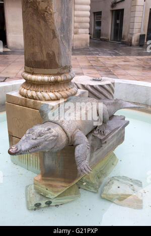 Coccodrillo di bronzo e il Palm Tree fontana da Raysse; Place du Marche Square; Nimes; Francia Foto Stock