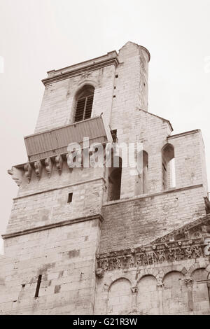 Chiesa cattedrale in Nimes in bianco e nero tonalità seppia Foto Stock