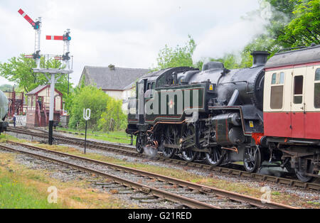 Motore standard tira treni passeggeri in ramsbottom station Foto Stock