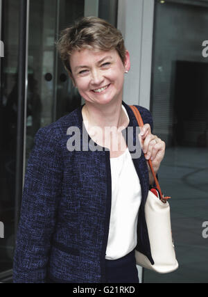 Londra, UK, 20 agosto 2015: Yvette Cooper, ( L ) leadership laburista candidato visto alla BBC Broadcasting House di Londra Foto Stock