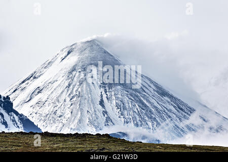 La Kamchatka bellissimo paesaggio di montagna: vista sul cono di attivo vulcano Klyuchevskoy (Klyuchevskaya Sopka). Foto Stock