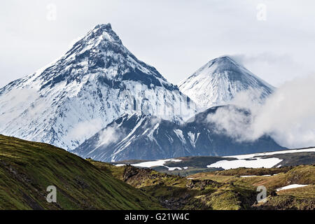 La natura della Kamchatka - bellissimo paesaggio vulcanico: Vulcano Kamen, Klyuchevskoy Vulcano e Vulcano Bezymianny. Foto Stock