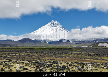 La natura della Kamchatka - bellissimo paesaggio vulcanico: vista sul vulcano Kamen. Gruppo Klyuchevskaya dei vulcani, penisola di Kamchatka Foto Stock