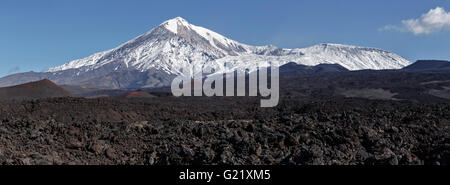 Bellissimo paesaggio vulcanico della Kamchatka: vista panoramica sul campo lavico attivo vulcano Tolbachik. La Russia, penisola di Kamchatka. Foto Stock