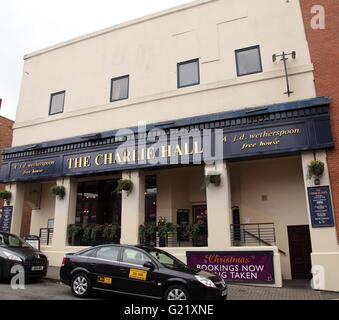 Il Charlie Hall pub, in Erdington, Birmingham. Un pub Wetherspoons. Foto Stock