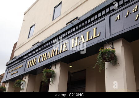 Il Charlie Hall pub, in Erdington, Birmingham. Un pub Wetherspoons. Foto Stock
