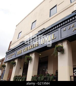 Il Charlie Hall pub, in Erdington, Birmingham. Un pub Wetherspoons. Foto Stock