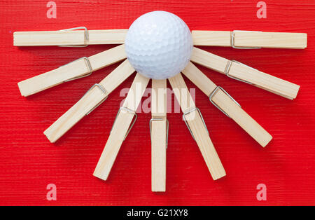 Set di spine di stoffa e pallina da golf su legno tabella rossa Foto Stock