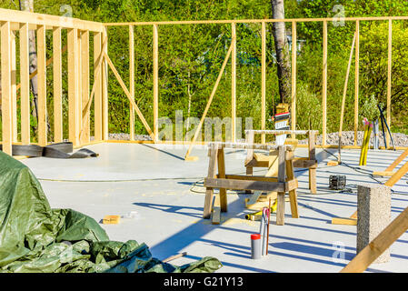 Ronneby, Svezia - 9 Maggio 2016: costruzione di una casa. I prigionieri vengono fino ma non i puntoni. Qui all'interno di una sezione del Foto Stock