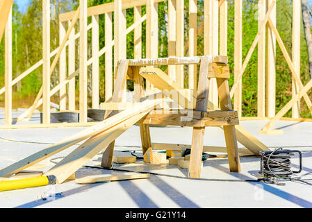 Ronneby, Svezia - 9 Maggio 2016: costruzione di una casa. I prigionieri vengono fino ma non i puntoni. Qui una chiusura di alcuni sawed di lumbe Foto Stock