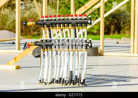 Ronneby, Svezia - 9 Maggio 2016: costruzione di una casa. I prigionieri vengono fino ma non i puntoni. Qui una chiusura del riscaldamento a pavimento d Foto Stock