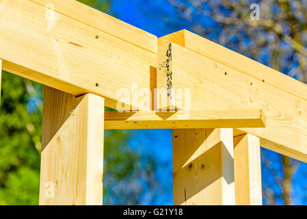 Ronneby, Svezia - 9 Maggio 2016: costruzione di una casa. I prigionieri vengono fino ma non i puntoni. Qui un particolare della piastra superiore su un u Foto Stock