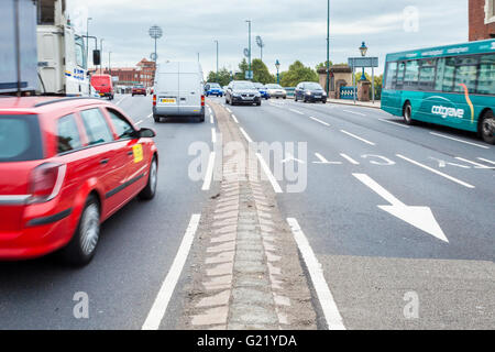 Il traffico intenso sulla A60, una strada principale dentro e fuori la città di Nottingham, Inghilterra, Regno Unito Foto Stock