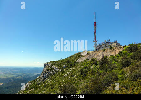 Trasmettitore sulla sommità del Mont Saint-Baudille, Languedoc Foto Stock