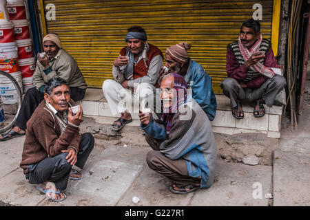 Gli uomini anziani seduti attorno a bere chai, Delhi, India. Foto Stock