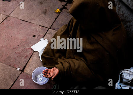 La donna a mendicare per le strade di Delhi, India. Foto Stock