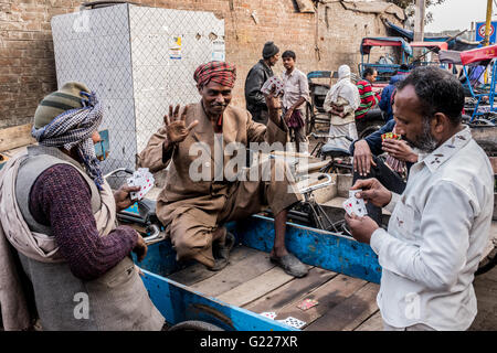 Gli uomini le carte da gioco in Delhi, India Foto Stock