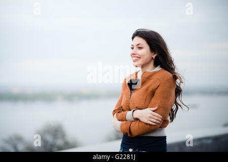Attoniti e sorpresi uomo sorridente la lettura di un messaggio di testo sul telefono intelligente al cafè all'aperto. Messa a fuoco selettiva Foto Stock