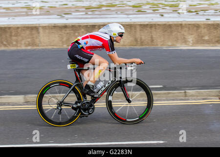 Rider 690 Ridley Ultegra alla 5th edizione di Southport in bicicletta che è stato incluso come parte del British Triathlon Major Events Program come GB Age Group Team Qualifier riding per i campionati mondiali di Triathlon Standard A Distanza dell'ITU diventando rapidamente un evento sportivo iconico, per i ciclisti, Corridori e corridori, passando molti dei punti di riferimento di questa famosa località balneare. Un percorso veloce e piatto in bicicletta su strade completamente chiuse, con ciclisti che indossano casco aerodinamico, lungo la costa, seguito da una pista similmente piatta e panoramica intorno al lago. Foto Stock